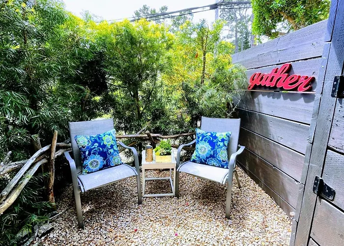 Gorgeous 3-Bdrm Home, Walk To Town And Beach
