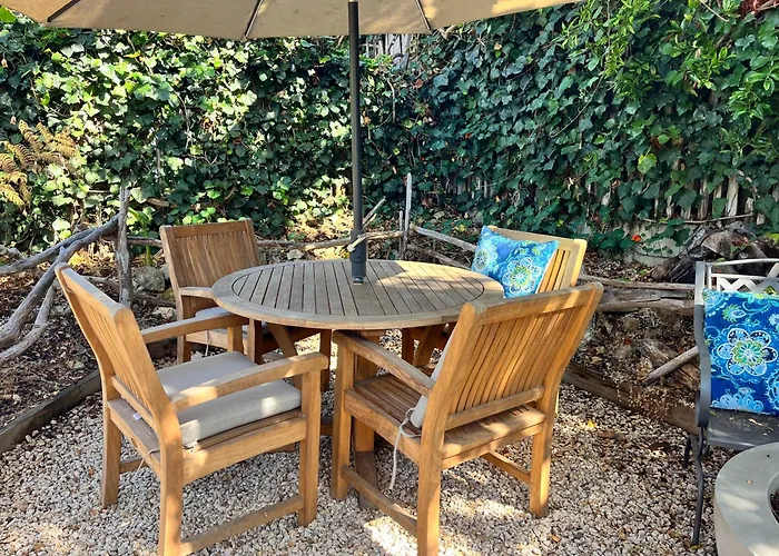 Gorgeous 3-Bdrm Home, Walk To Town And Beach